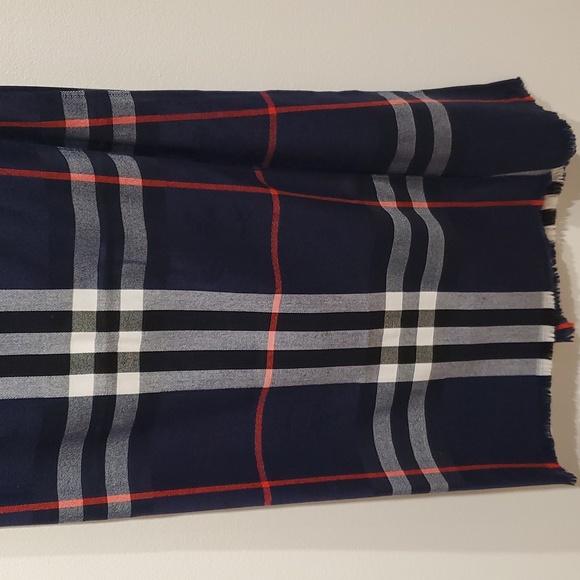 NWOT Burberry Lightweight Navy Scarf in Check Cashmere with Fine Eyelash Fringes - Picture 5 of 9